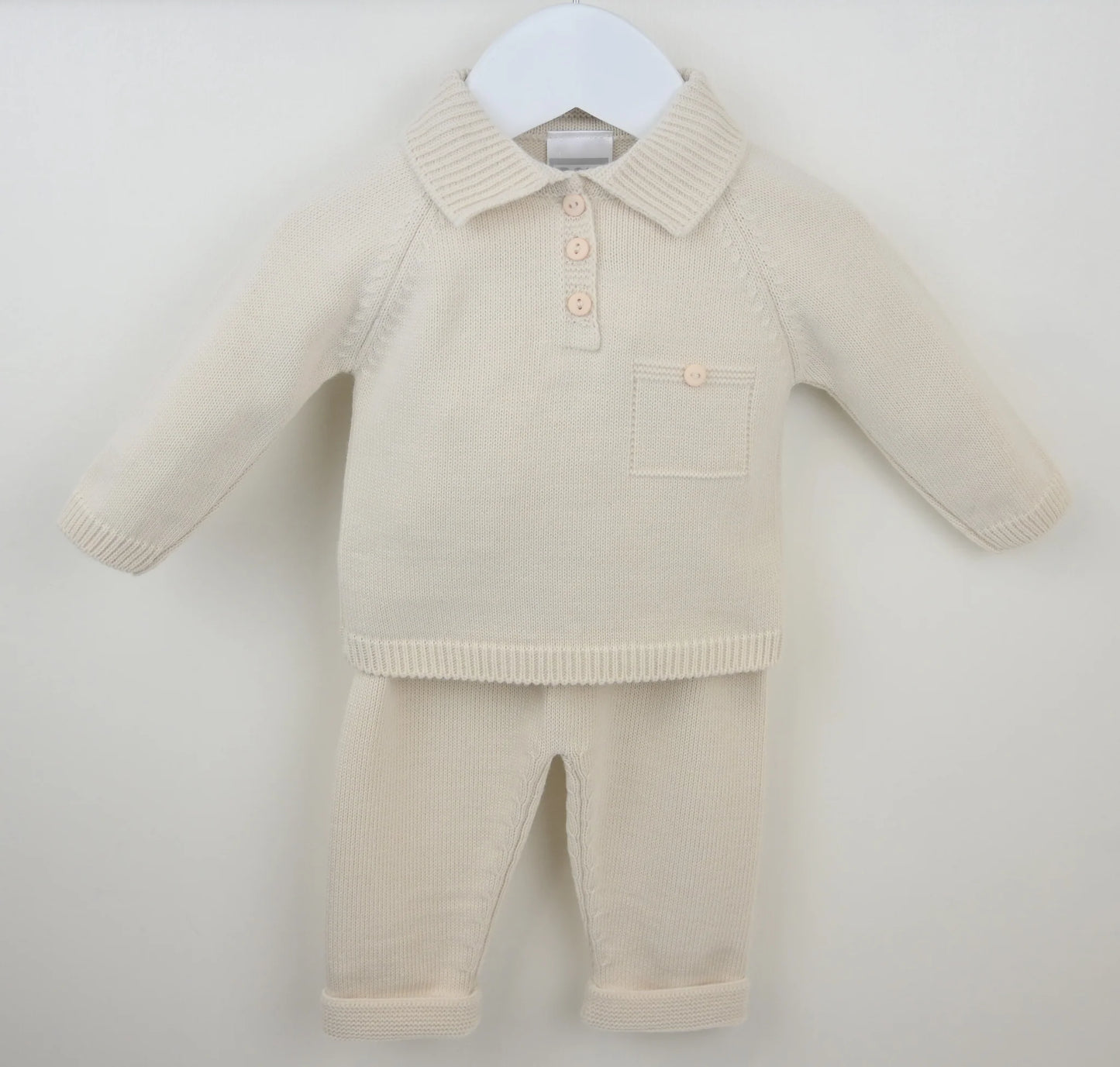 Biscuit Louis Outfit